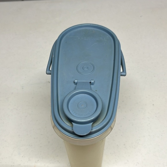 Tupperware Pitcher - Picture 5 of 10